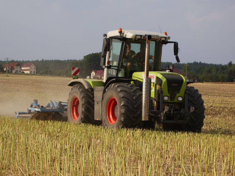 Claas Xerion 3300 04.jpg
